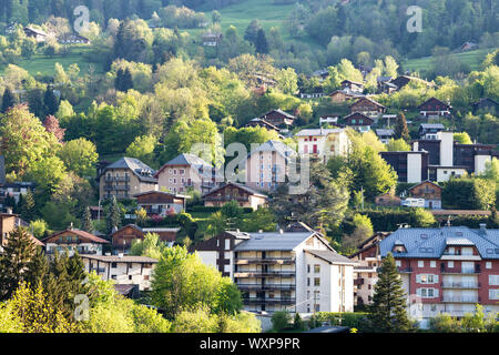 Vista delle alpi francesi e di montagna Saint-Gervais-les-Bains villaggio, in primavera Foto Stock