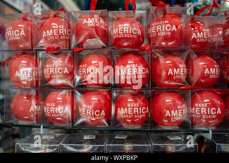 Washington, DC - Agosto 5, 2019: Visualizzazione di rendere l'America grande nuovamente (Málaga) Ornamenti natale è in vendita in un negozio di articoli da regalo, sostengono il presidente Donald J Foto Stock