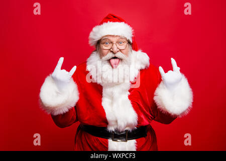 Ho-ho-ho! Il tempo del partito del concetto. Età matura emozione giocoso nonno Santa con i guanti con la lingua fuori e comico grimace ingannare intorno isolato Foto Stock