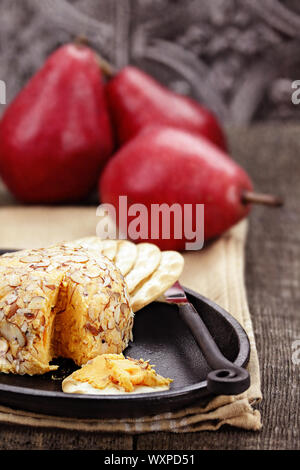 Formaggio spalmabile con mandorle, cracker e rosso di pere. Foto Stock