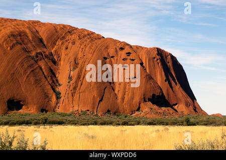 Di sera, vista ravvicinata di Uluru, nel Uluṟu-Kata Tjuṯa, il Parco Nazionale del Territorio del Nord, l'Australia Foto Stock