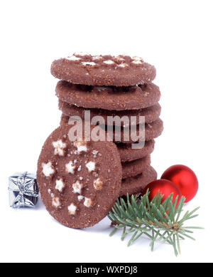 Pacco di Natale i biscotti al cioccolato con polvere di zucchero a forma di stelle, Verde Ramo di abete rosso, rosso ninnolo e argento Confezione regalo isolato su bianco backgr Foto Stock