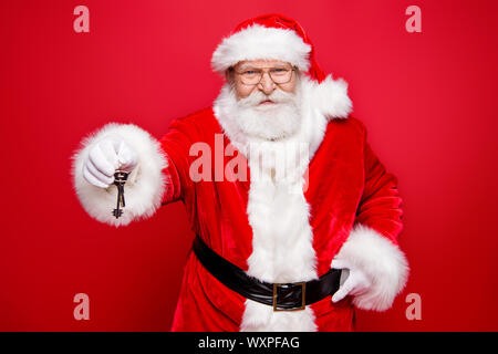 Inverno natale! Il successo di felicità acquisto affitto immobili concetto di alloggio. Santa nella tradizione del costume occhiali guanti barba bianca Foto Stock