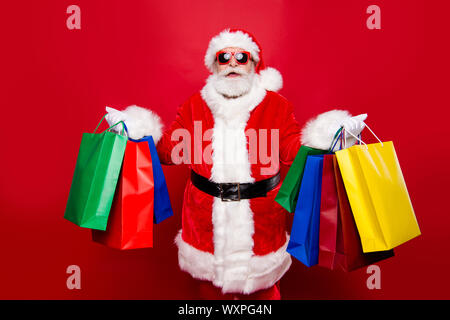 Natale inverno noel vigilia di età matura elegante nonno Nicola nella tradizione headwear spettacoli in costume con la barba bianca conserva colore comprare sacchi Foto Stock