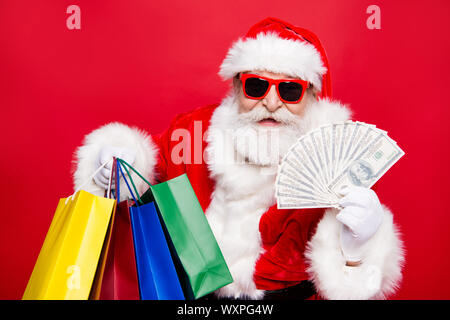 Età di fantasia trendy ed elegante coppia nonno Nicola shopper in occhiali tradizione costume con barba bianca Christmastime noel eve dicembre colore Foto Stock