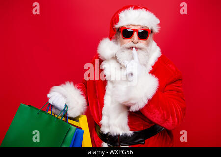 In inverno la vigilia di noel Christmastime Venerdì nero. Emozionato sentito notizie di età matura nonno Santa in occhiali guanti barba bianca confezione tenere premuto Foto Stock