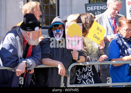 Pro sostenitori restano segni di contenimento durante il segno di protesta di fronte alla Suprema Corte di Londra Foto Stock