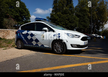 Cambre / Spagna - 16 Settembre 2019: Locale blu e bianco auto della polizia parcheggiata in Cambre Spagna Foto Stock