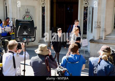 Shami chakrabarti lasciando la corte suprema del Regno unito Londra appello contro la proroga del parlamento settembre 2019 media e la folla regno unito Foto Stock