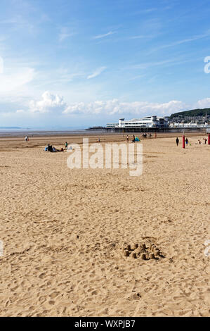 La spiaggia in Weston-super-Mare, Regno Unito un pomeriggio estivo con un castello di sabbia in primo piano. Foto Stock