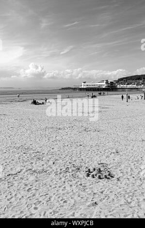 La spiaggia in Weston-super-Mare, Regno Unito un pomeriggio estivo con un castello di sabbia in primo piano. Foto Stock