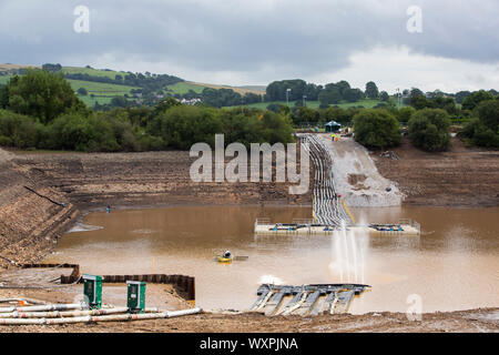 Pompare acqua dal serbatoio Toddbrook sopra Whaley Bridge nel Derbyshire. Piogge torrenziali portano la diga di overflow causando ingenti danni al Foto Stock