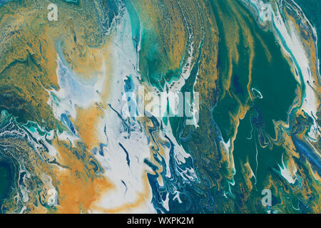 L'arte della fotografia di astratta effetto marezzato. sfondo turchese, verde smeraldo, blu e oro colori creativi. Bella la vernice. Foto Stock