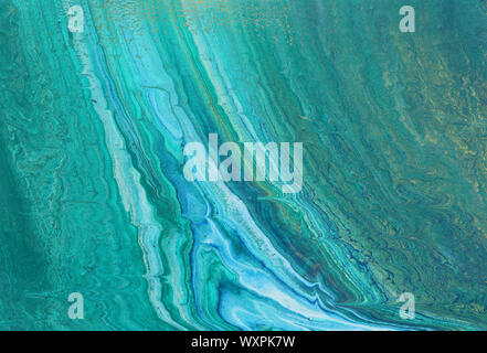 L'arte della fotografia di astratta effetto marezzato. sfondo turchese, verde smeraldo, blu e oro colori creativi. Bella la vernice. Foto Stock