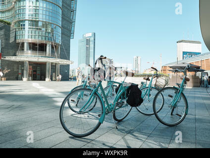 Milano Italia - Luglio 2019 di esplorare la città in bicicletta le strutture astratte di un edificio moderno in vetro Foto Stock