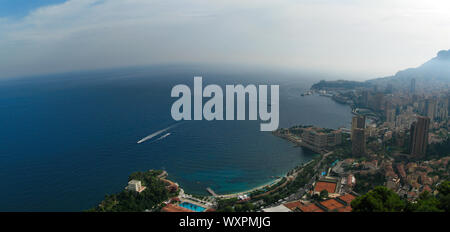 Antenna vista panoramica di Monaco, Francia e il mare Mediterraneo / Cote d Azur in estate Foto Stock