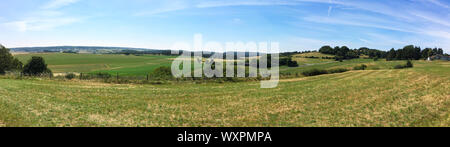Ampio panorama del paesaggio Eifel in Germania in estate con il cielo azzurro e sole Foto Stock
