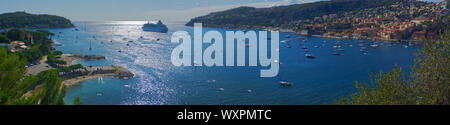 Vista panoramica di Villefranche-sur-Mer in Costa Azzurra, Francia e il mare Mediterraneo / Costa Azzurra Foto Stock