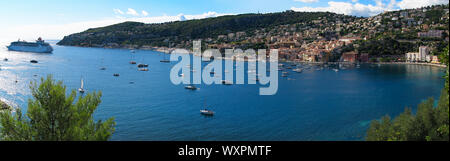 Vista panoramica di Villefranche-sur-Mer in Costa Azzurra, Francia e il mare Mediterraneo / Costa Azzurra Foto Stock