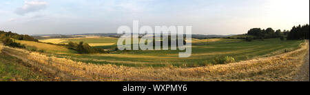 Ampio panorama del paesaggio Eifel in Germania in estate con il cielo azzurro e sole Foto Stock