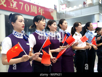 (190917) -- Shanghai, Sett. 17, 2019 (Xinhua) -- i membri dello staff di Shanghai Hongqiao stazione ferroviaria prendere parte a un flash mob nell est della Cina di Shanghai, Sett. 17, 2019. I partecipanti chorused canzoni patriottiche durante il flash mob come un modo per celebrare il settantesimo anniversario della fondazione della Repubblica popolare cinese. (Xinhua/Chen Fei) Foto Stock