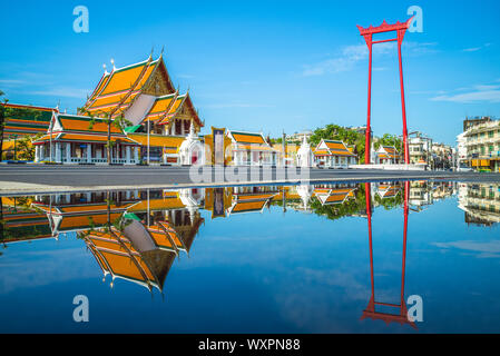 Wat Suthat e altalena gigante a Bangkok, in Thailandia Foto Stock