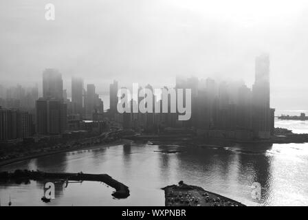 Paesaggio urbano della città di Panama in un giorno nuvoloso con nebbia in background. In bianco e nero Foto Stock