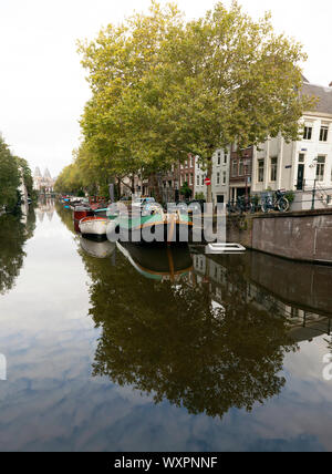Vista guardando verso il basso la Lijnbaansgracht Canal, verso il Museo Rijks, Amsterdam, Olanda Foto Stock