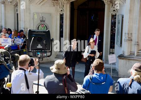 Shami chakrabarti lasciando la corte suprema del Regno unito Londra appello contro la proroga del parlamento settembre 2019 media e la folla regno unito Foto Stock