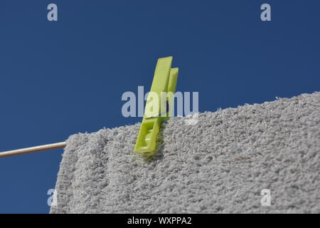 Servizio lavanderia giorno. Lavaggio bianco appeso sulla linea di essiccazione al sole Foto Stock