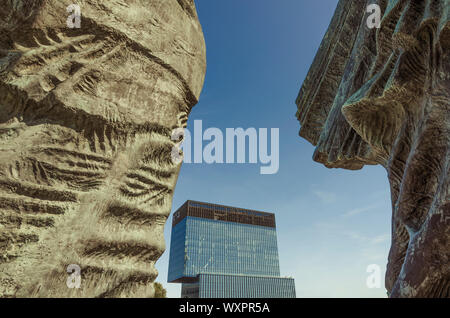 Katowice, Slesia, Polonia; 15 Settembre 2019: i punti di riferimento di Katowice: il Monumento di sollevazioni di Slesia con il KTW business center nella distanza Foto Stock