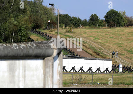 Il 05 settembre 2019, Sassonia-Anhalt, Hötensleben: rimane del supporto a parete alla frontiera un monumento in Hötensleben sulla ex interno-confine tedesco. Foto: Peter Gercke/dpa-Zentralbild/ZB Foto Stock