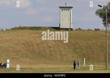 Il 05 settembre 2019, Sassonia-Anhalt, Hötensleben: la torre di comando e resti del muro sono situati al confine monumento in Hötensleben sulla ex interno-confine tedesco. Foto: Peter Gercke/dpa-Zentralbild/ZB Foto Stock