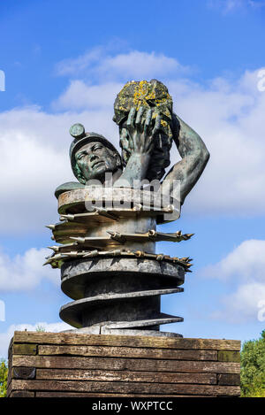 Il minatore o il Radlett Mining monumento, St Helens Linkway, St Helens. La Radlett Mining monumento, del 1964 da Arthur Fleischmann. Foto Stock