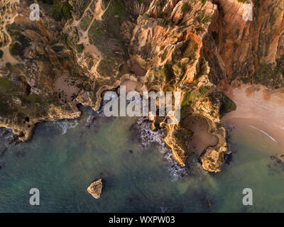 Antenna di Algarve drone vista panoramica. Un paesaggio fantastico a sunrise. Bellissima spiaggia vicino a Lagos, regione di Algarve, Portogallo. Seascape con cliff rocce. Foto Stock