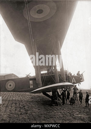 Un britannico Handley Page bombardiere è preparato per un bombardamento sulla Germania durante la Prima Guerra Mondiale. British propaganda fotografie. Foto Stock