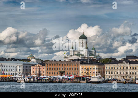 Il porto con i traghetti di Helsinki, capitale della Finlandia Foto Stock