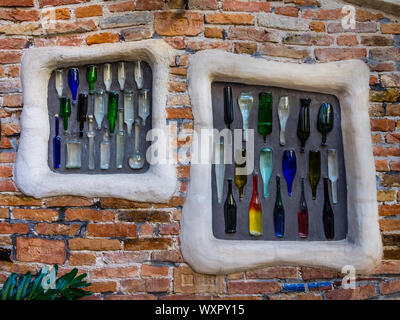 Set di bottiglie in parete in corrispondenza Kunst Haus Wien - Museo di Hundertwasser, Vienna, Austria. Foto Stock