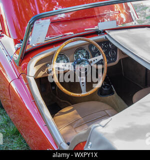 HICKORY, NC, Stati Uniti d'America-7 SETTEMBRE 2019: 1960 Triumph TR3una vettura sportiva, rosso, vista dall'alto che mostra lato conducente vano salotto con copertura vano di carico. Foto Stock