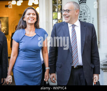 Westminster, Londra, UK, 17 settembre 2019. Gina Miller, la donna d'affari di chi ha avviato la battaglia legale per impedire che il governo di sospendere il Parlamento prima della scadenza Brexit, lascia la Supreme Court di Londra dopo il primo giorno di audizioni, con un sorriso sul suo viso. Ella è stata giunto nel caso dell ex primo ministro John Major e shadow Attorney General, Shami Chakrabarti (a nome dell'opposizione). Credito: Imageplotter/Alamy Live News Foto Stock