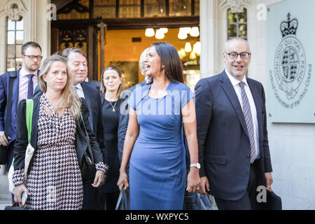 Westminster, Londra, UK, 17 settembre 2019. Gina Miller, la donna d'affari di chi ha avviato la battaglia legale per impedire che il governo di sospendere il Parlamento prima della scadenza Brexit, lascia la Supreme Court di Londra dopo il primo giorno di audizioni, con un sorriso sul suo viso. Ella è stata giunto nel caso dell ex primo ministro John Major e shadow Attorney General, Shami Chakrabarti (a nome dell'opposizione). Credito: Imageplotter/Alamy Live News Foto Stock