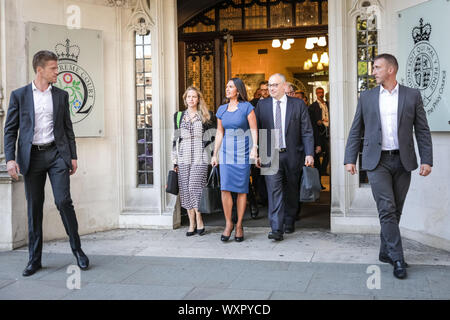 Westminster, Londra, UK, 17 settembre 2019. Gina Miller, la donna d'affari di chi ha avviato la battaglia legale per impedire che il governo di sospendere il Parlamento prima della scadenza Brexit, lascia la Supreme Court di Londra dopo il primo giorno di audizioni, con un sorriso sul suo viso. Ella è stata giunto nel caso dell ex primo ministro John Major e shadow Attorney General, Shami Chakrabarti (a nome dell'opposizione). Credito: Imageplotter/Alamy Live News Foto Stock