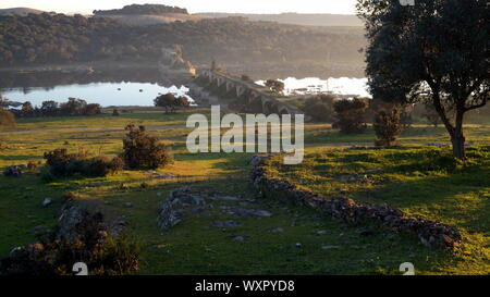 Antico Ponte da Ajuda oltre il fiume Guadiana al tramonto a bordo Portuguese-Spanish dal lato portoghese Foto Stock