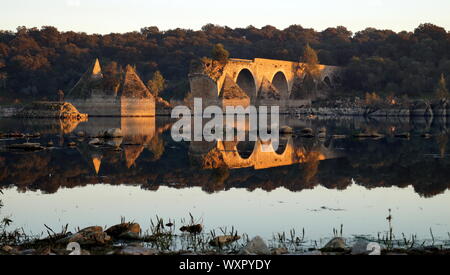 Antico Ponte da Ajuda oltre il fiume Guadiana al tramonto a bordo Portuguese-Spanish dal lato portoghese Foto Stock