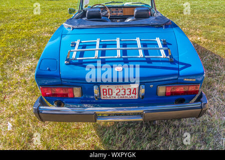 HICKORY, NC, Stati Uniti d'America-7 SETTEMBRE 2019: 1975 Fiat Spider 1800. Foto Stock