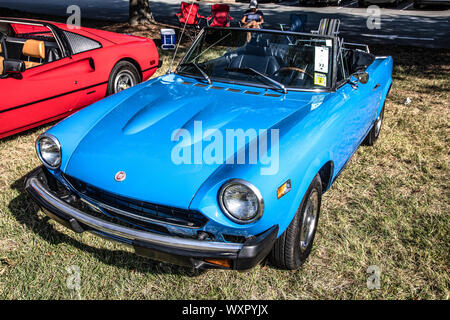 HICKORY, NC, Stati Uniti d'America-7 SETTEMBRE 2019: 1975 Fiat Spider 1800. Foto Stock