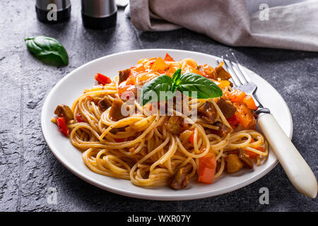 Pasta con le melanzane, peperoni e pomodori Foto Stock