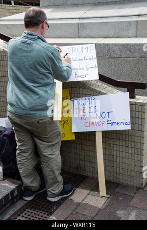 Dimostratore Anti-Trump Portsmouth Regno Unito. Foto Stock