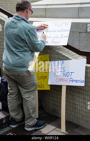 Dimostratore Anti-Trump Portsmouth Regno Unito. Foto Stock