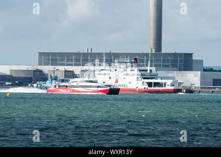 Imbuto Rosso traghetto per auto Southampton acqua da Hamble verso Fawley Foto Stock